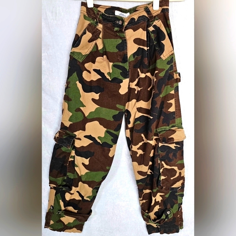 LaBijou Women’s Camo Cargo Pants – Size Small EUC